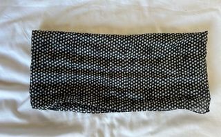 Pañuelo negro y blanco de motas de massimo dutti