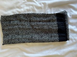 Pañuelo negro y blanco de motas de massimo dutti