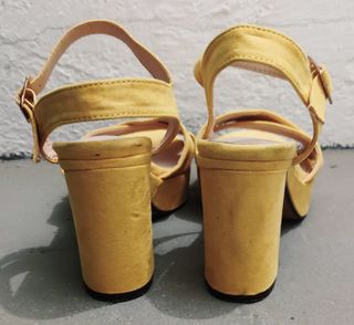 Sandalias verano con tacón amarillo T. 39