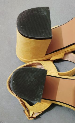 Sandalias verano con tacón amarillo T. 39