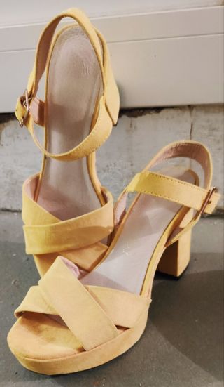 Sandalias verano con tacón amarillo T. 39