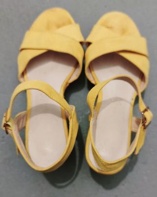 Sandalias verano con tacón amarillo T. 39