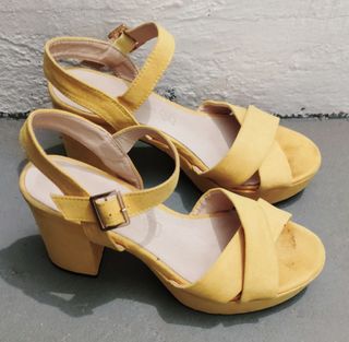 Sandalias verano con tacón amarillo T. 39