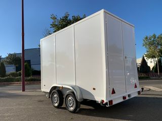 remolque doble eje cerrado caja sándwich