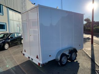 remolque doble eje cerrado caja sándwich
