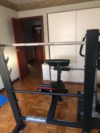 Aparato gimnasia con pesas y saco de boxeo 