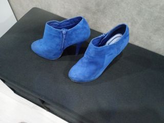 Botin tacon azul eléctrico 39