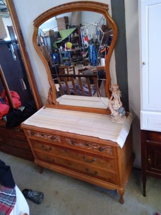 Mueble con espejo más 2 mesitas de noche + cama