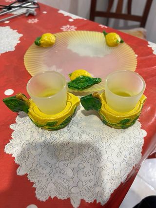 Piattino  e bicchieri con linoni per liquore nuovo
