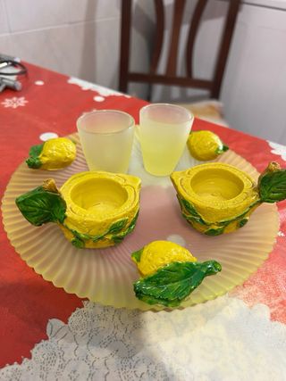 Piattino  e bicchieri con linoni per liquore nuovo