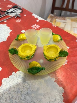 Piattino  e bicchieri con linoni per liquore nuovo