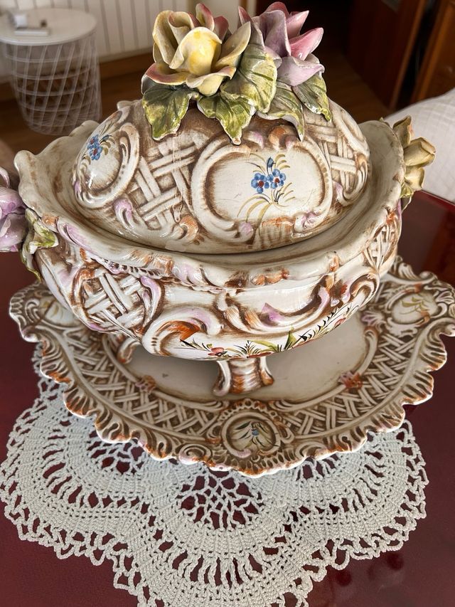 Sopera con bandeja y cucharon