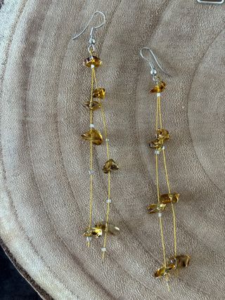 Pendientes largos dorados