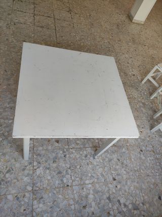 Mesas y sillas de madera maciza