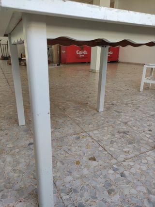 Mesas y sillas de madera maciza