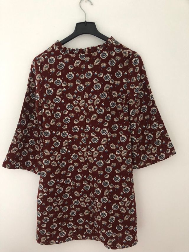 Vestido estampado con fondo marron