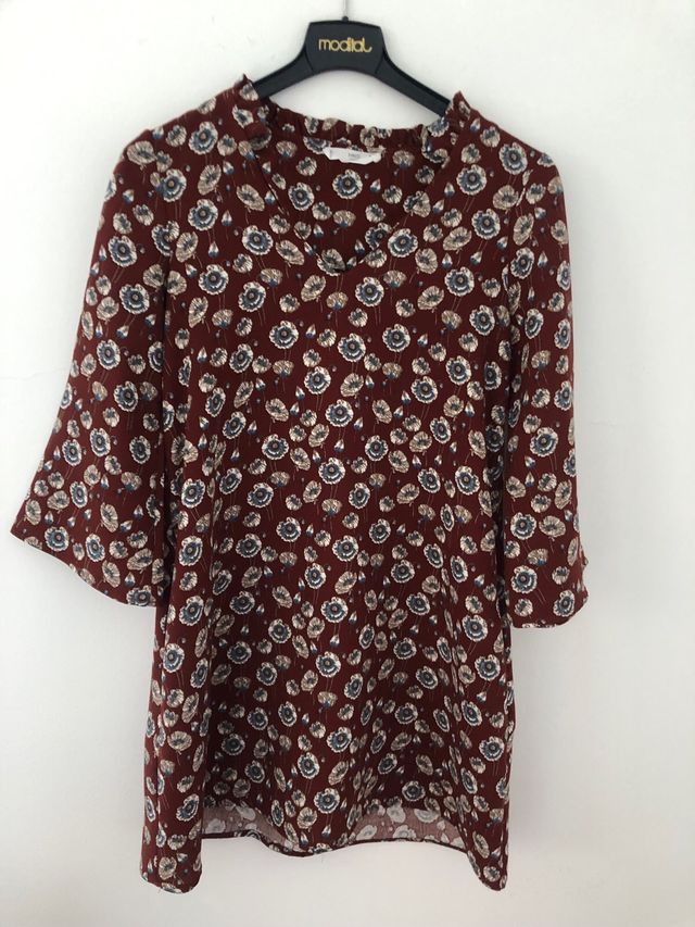Vestido estampado con fondo marron