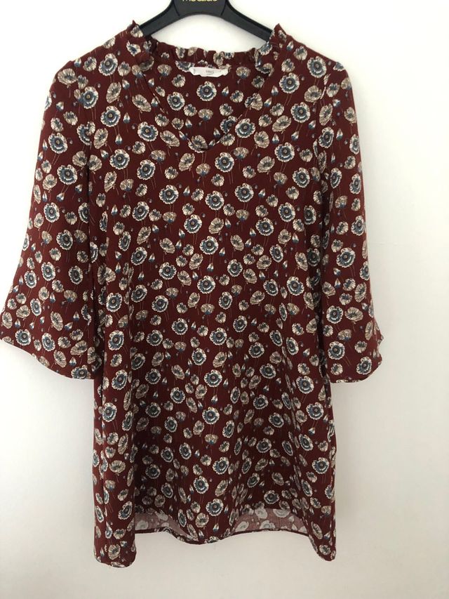 Vestido estampado con fondo marron
