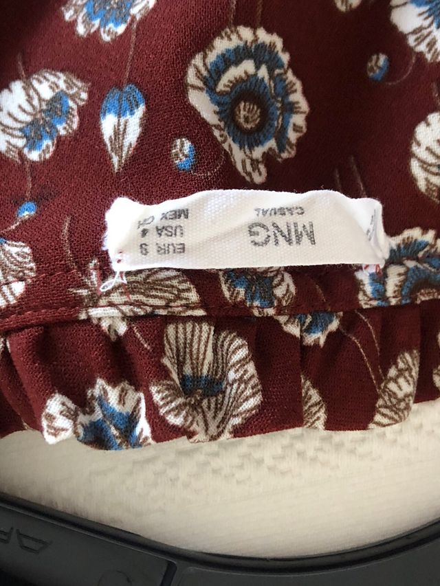 Vestido estampado con fondo marron