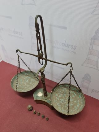Antigua balanza latón con pesas