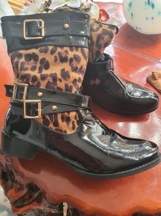 Botines altos de Charol negro.