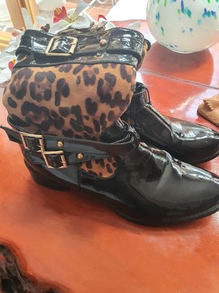 Botines altos de Charol negro.
