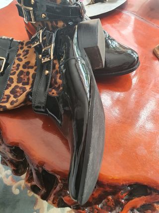 Botines altos de Charol negro.