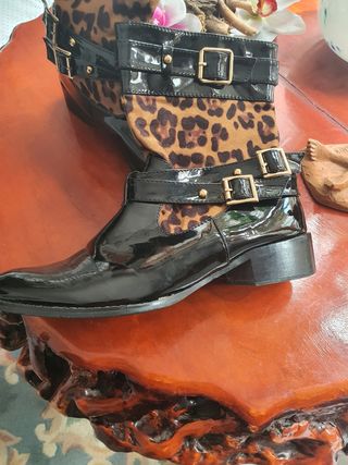 Botines altos de Charol negro.