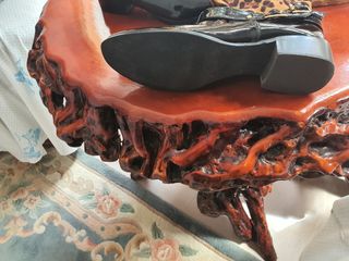 Botines altos de Charol negro.