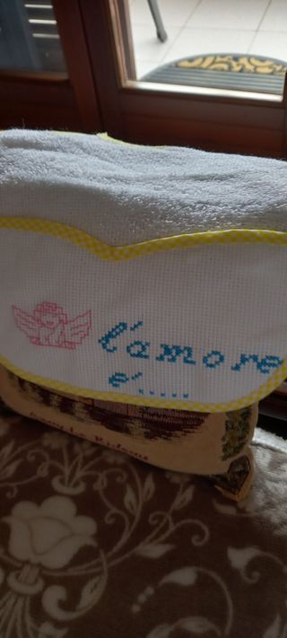 Bavaglino ricamato a mano