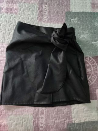 Falda / minifalda cuero negro talla S