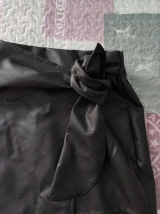 Falda / minifalda cuero negro talla S
