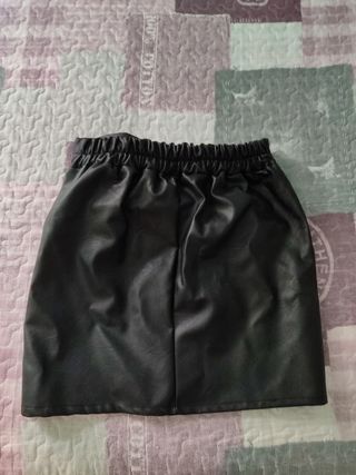 Falda / minifalda cuero negro talla S