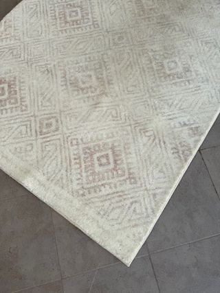 Alfombra suave de pelo corto beige dibujo