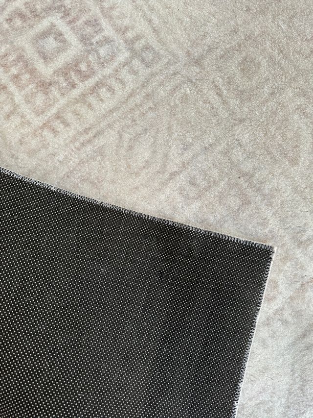 Alfombra suave de pelo corto beige dibujo