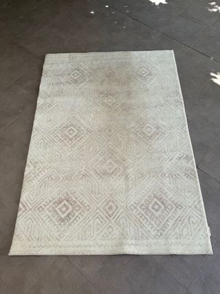 Alfombra suave de pelo corto beige dibujo