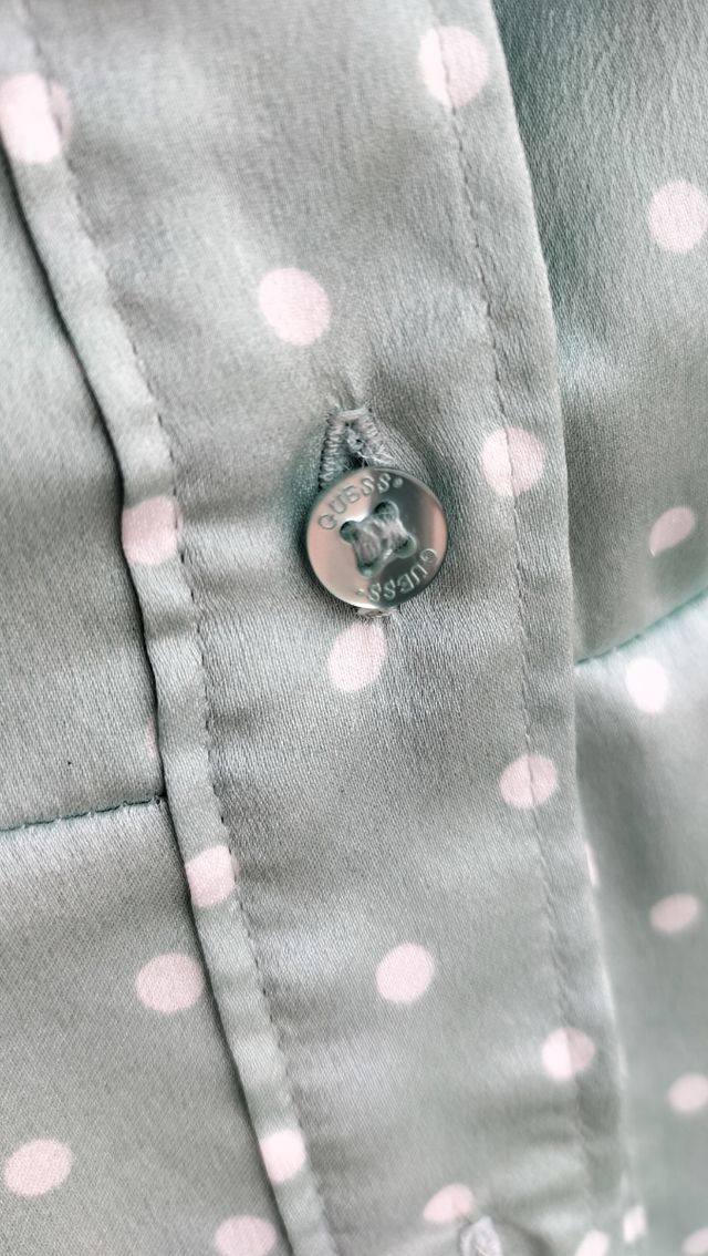 Vestido camisero con lunares de Guess.