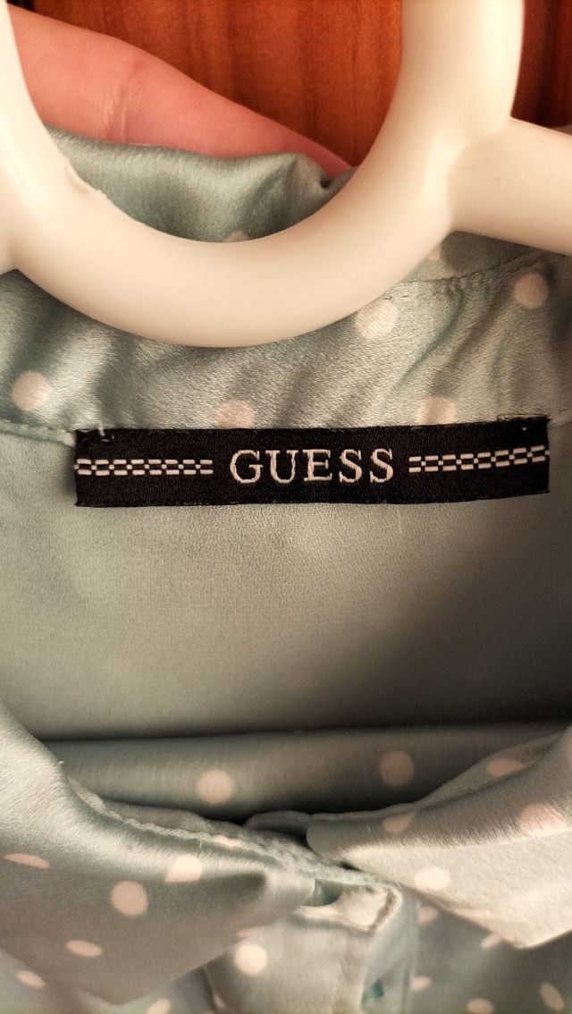 Vestido camisero con lunares de Guess.