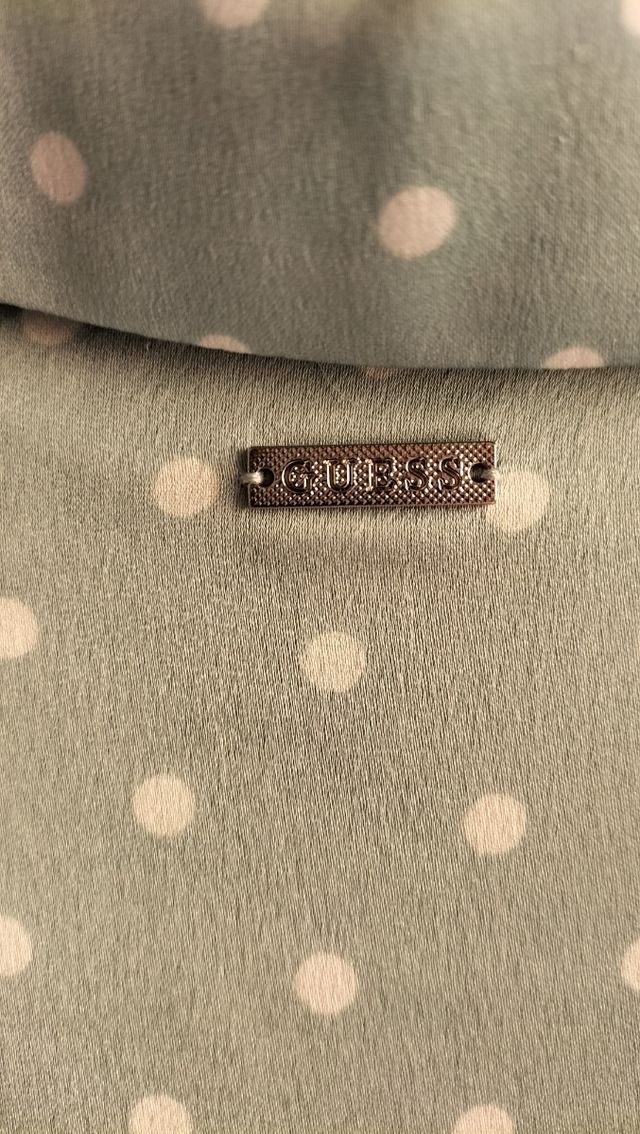 Vestido camisero con lunares de Guess.