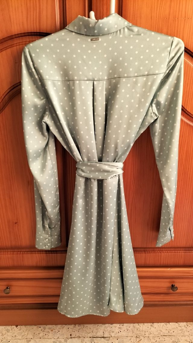 Vestido camisero con lunares de Guess.