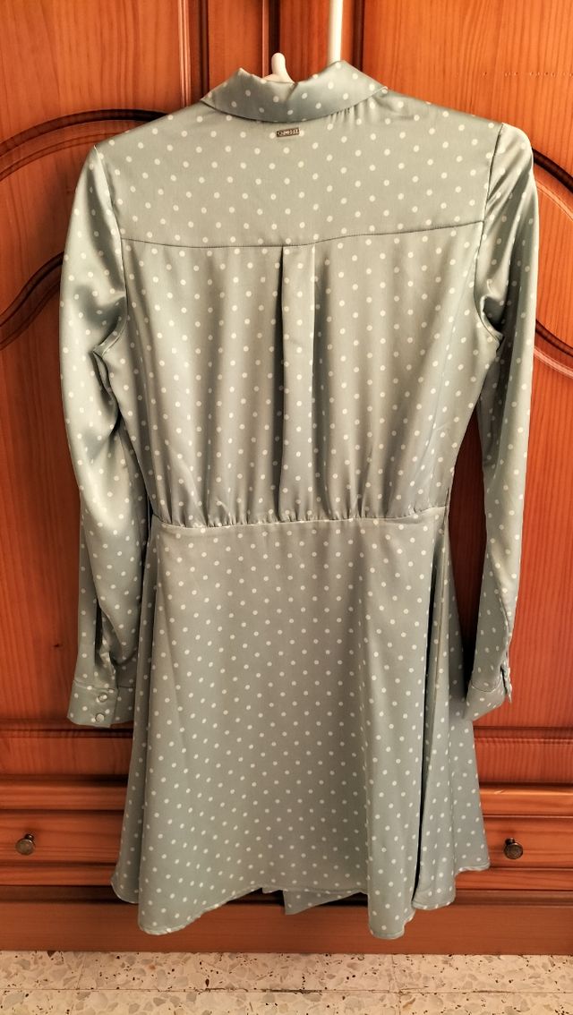 Vestido camisero con lunares de Guess.