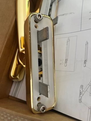 Manillas laton ventana aluminio