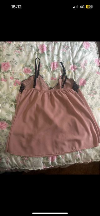 Blusa rosa con encaje negro