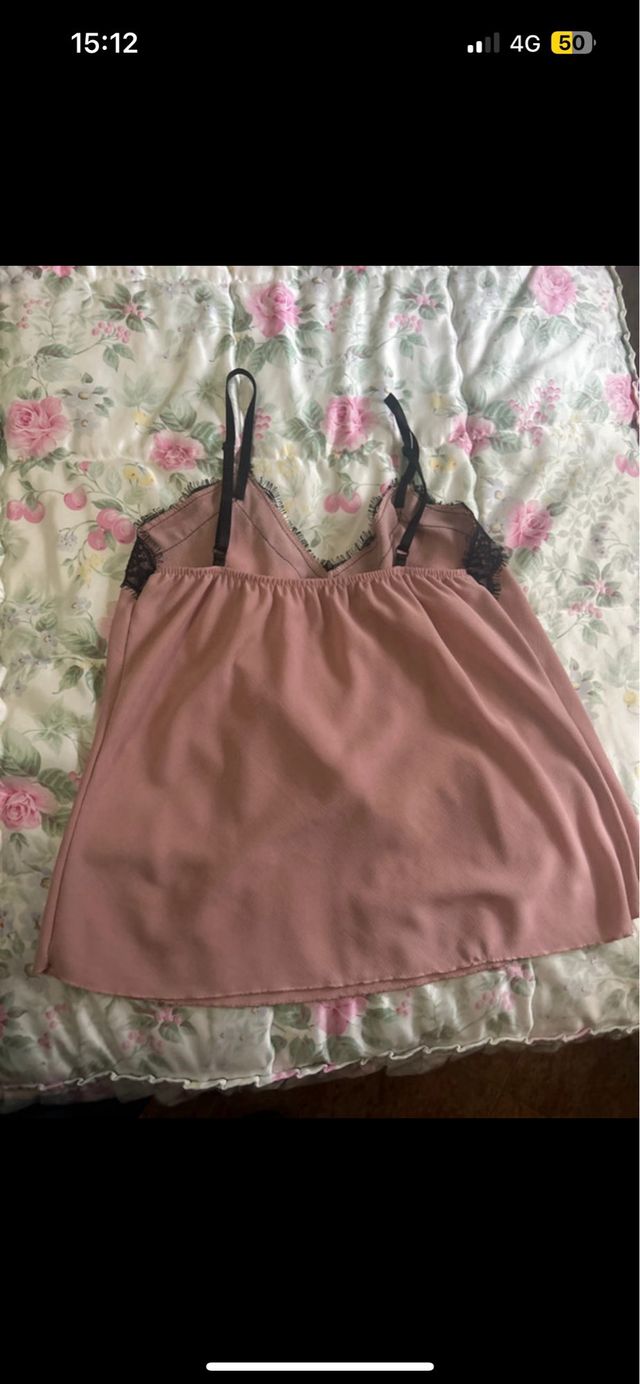 Blusa rosa con encaje negro