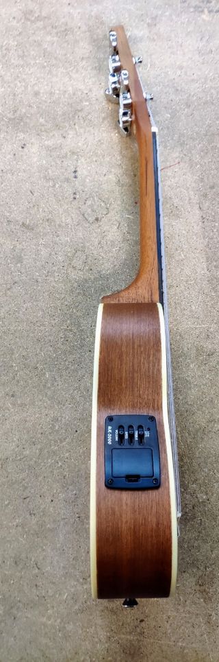 Ukelele soprano equalizado