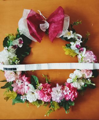 Ghirlanda a cerchietto fiori in tessuto 45cm