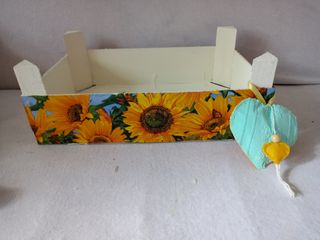 Caja de madera + bote decorados.