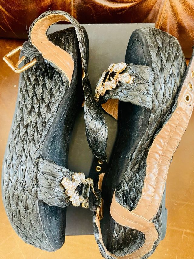 Sandalias negras con pedrería