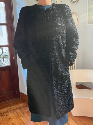 ABRIGO DE ASTRACÁN ESCOTE A LA CAJA