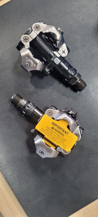 JUEGO PEDALES SHIMANO PD-M520 NEGROS + CALAS SPD